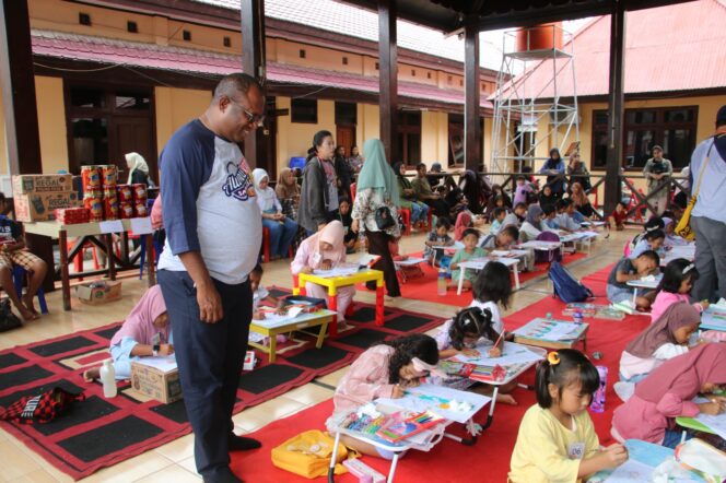
 Dukung Kreativitas Anak, Alumni 97 SMA N Sentani dan Polres Jayapura Gelar Lomba Mewarnai