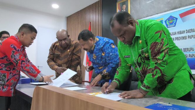 
 John Tabo Dan Athenius Murip Teken Naskah NPHD Lokasi Pembangunan Kantor Gubernur 