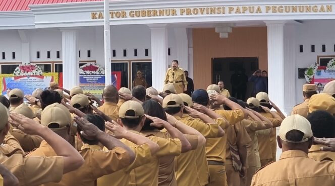 
 Gubernur Papua Pegunungan John Tabo Ingatkan ASN : Disiplin Dan Tekun Seperti Petani