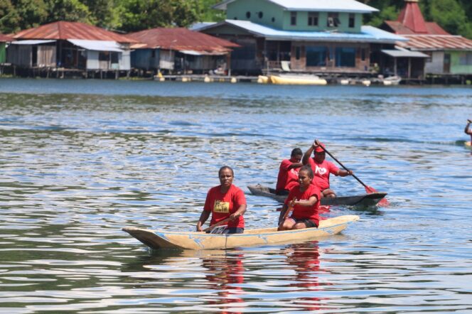 
 Menjaga Budaya Papua, Polres Jayapura Gelar Lomba Dayung Tradisional 