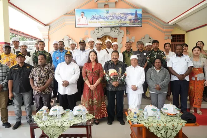 
 Foto Bersama Usai Penyerahan Bantuan Keagamaan Di Pura Tirta Wijaya,Wamena.