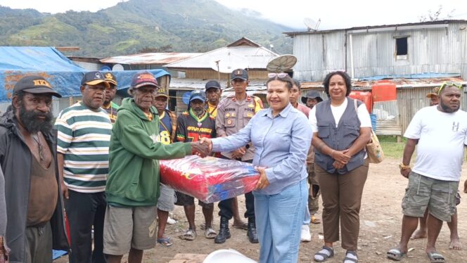 
 Ringankan Beban, Melisa Tabo Serahkan Bantuan Kepada Korban Kebakaran Tolikara  