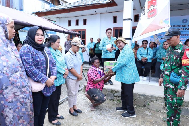 
 TP-PKK Papua Pegunungan Salurkan Bantuan Untuk Korban Kebakaran Tolikara 