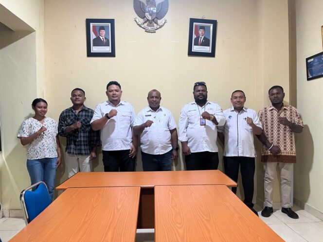 
 Foto bersama antara Jajaran Pengurus Palang Merah Indonesia  Kabupaten Jayapura dan Jajaran Dinas Komunikasi dan Informatika Kabupaten Jayapura