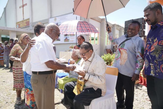 
 Gubernur John Tabo Hadiri HUT ke-63 Jemaat Betel Kingmi Wamena, Komitmen Perkuat Sinergi Gereja, Pendidikan, dan Pembangunan Papua Pegunungan