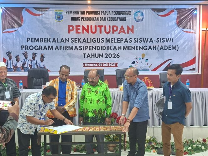 
 Lepas Siswa ADEM 2026, John Tabo Titip Pesan: Kembali Bangun Papua Pegunungan dengan Ilmu dan Integritas