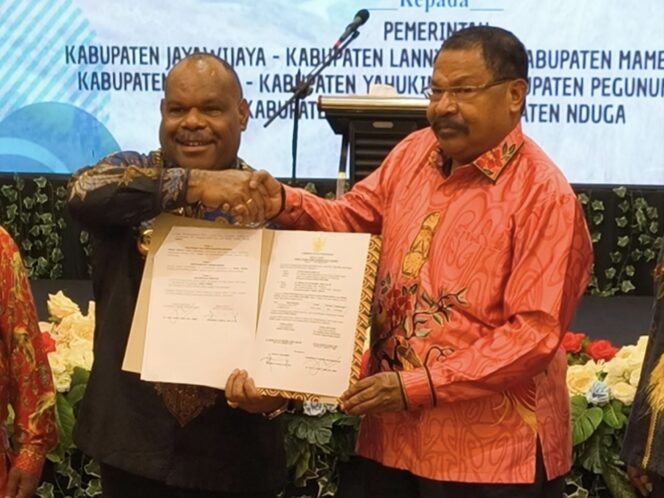 
 John Tabo Serahkan Aset Kesehatan Kepada 8 Pemerintah Kabupaten
