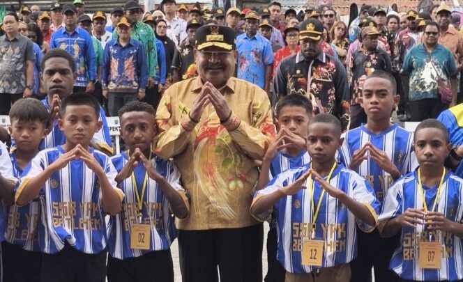 
 Gubernur John Tabo Lepas SSB YPK Betlehem ke Piala Presiden U-12 dan Terima Medali Emas Atlet Taekwondo Papua Pegunungan