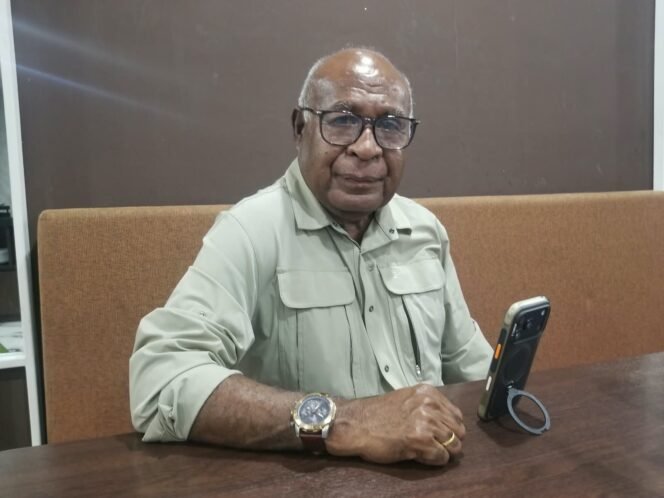 
 Foto : Senator HENOCK PURARO, S.Sos